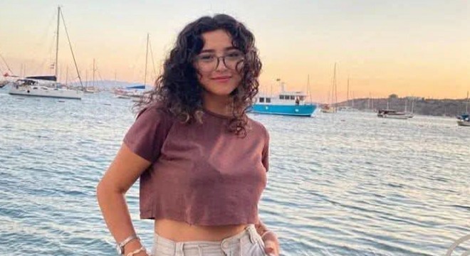 Antalya'da ağaca çarpan otomobil kardeşleri ayırdı
