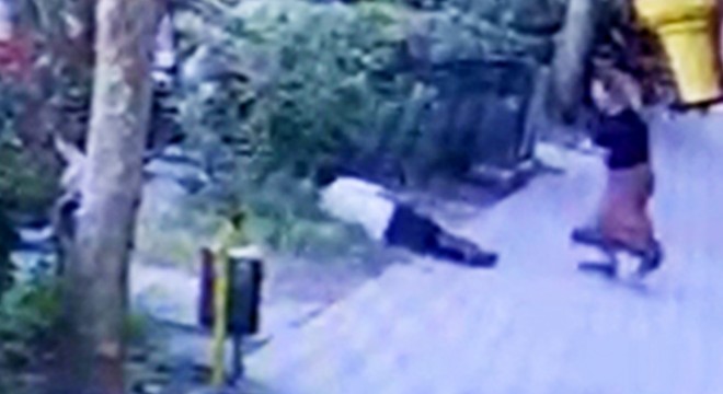 Antalya'da ailesiyle yürürken bacağından vuruldu