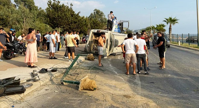 Antalya'da araç devrildi: 2 yaralı
