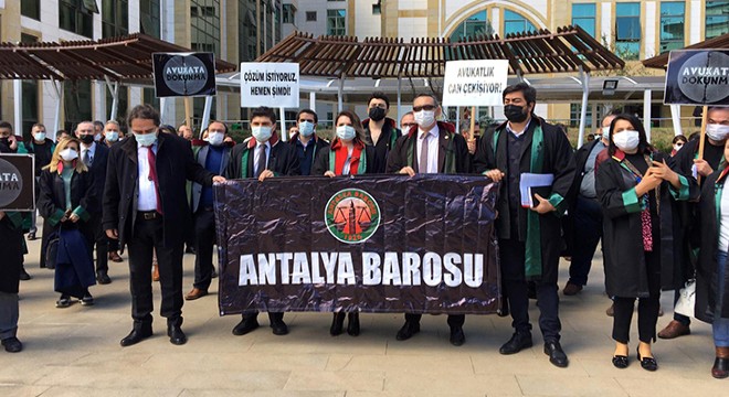 Antalya'da avukatlar, meslektaşlarının öldürülmesini protesto etti