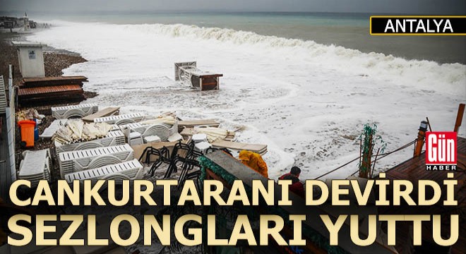 Antalya'da dalgalar cankurtaranı devirdi, şezlongları yuttu