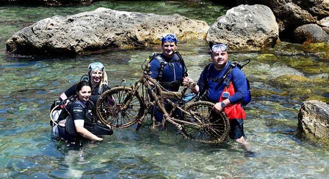 Antalya'da deniz dibinden bisiklet ve balık kafesi çıktı