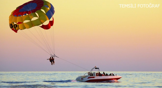 Antalya'da deniz paraşütü sahile düştü: 2 yaralı