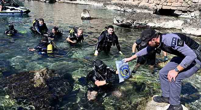 Antalya'da deniz temizliğinde, 2 bisiklet ve 1 tabanca bulundu