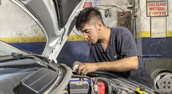 Antalya'da diş tedavi parasını biriktirmek için okulu bırakıp işe girdi