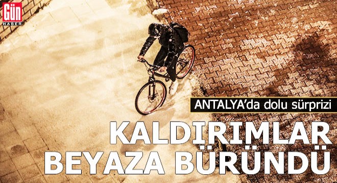 Antalya'da dolu sürprizi! Kaldırımlar beyaza büründü