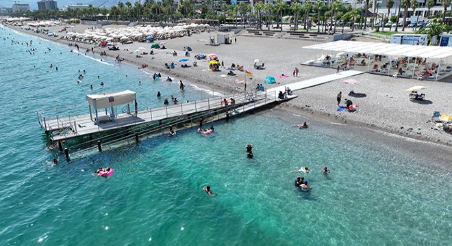 Antalya'da engelsiz plajda denize kolay ulaşım