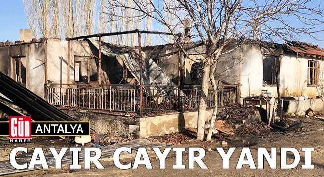 Antalya'da ev cayır cayır yandı