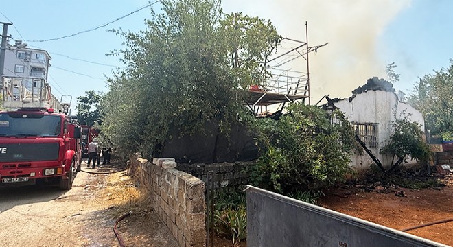 Antalya'da gecekondu yangında kullanılamaz hale geldi