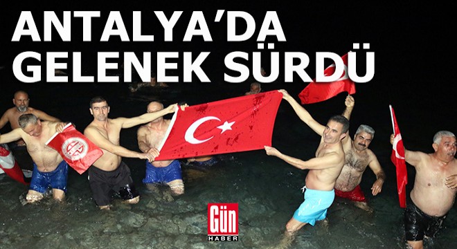 Antalya'da gelenek bozulmadı; 2023'ü denizde karşıladılar
