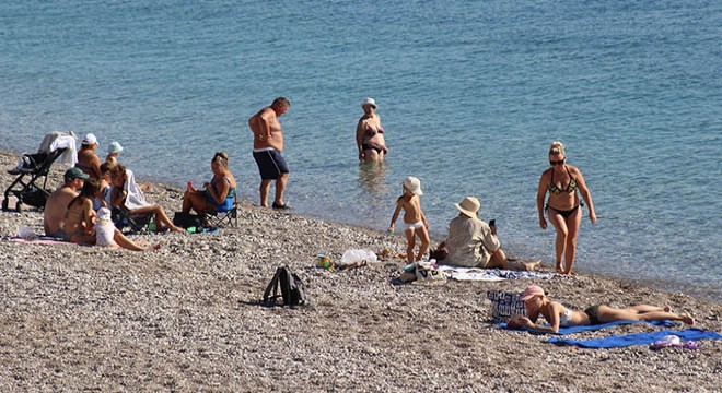 Antalya'da hava ve deniz suyu25 derece; sahil dolu