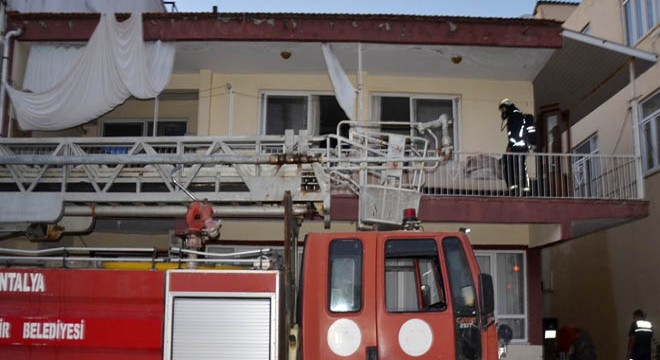 Antalya'da itfaiye yangını söndürüp, evdeki kuşu kurtardı