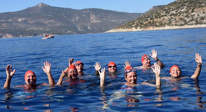 Antalya'da iyilik için kulaç attılar