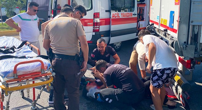Antalya'da kamyona çarpan motosikletin sürücüsü yaralandı
