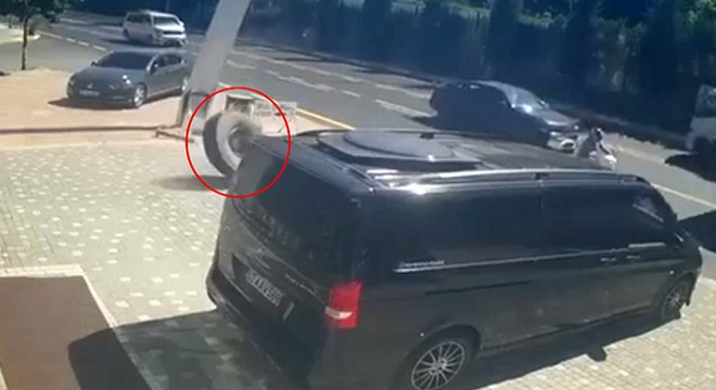 Antalya'da kamyonun fırlayan tekerleği tabelaya çarptı