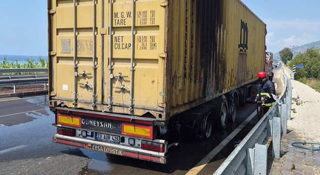 Antalya'da kömür yüklü TIR'ın lastiği alev aldı