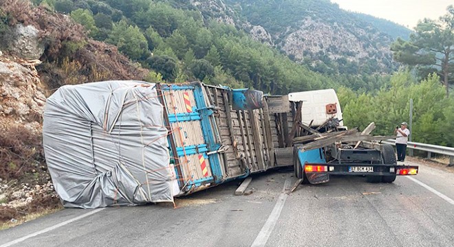 Antalya'da kontrolden çıkan TIR devrildi