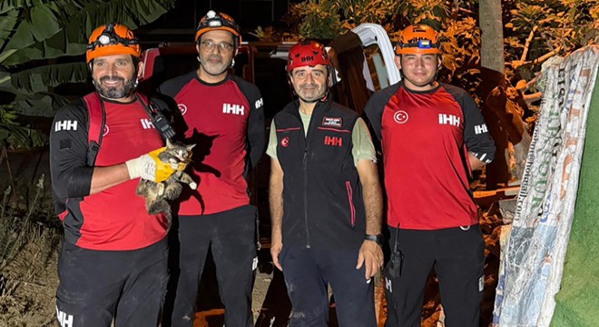 Antalya'da kuyuda mahsur kalan kedi kurtarıldı