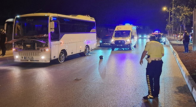 Antalya'da midibüse çarpan motosikletli yaralandı