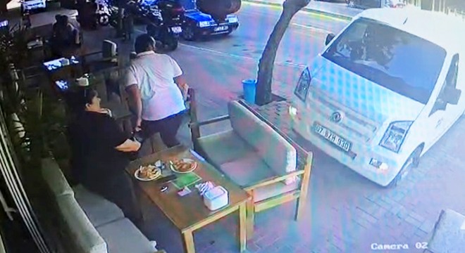 Antalya'da minibüs kafeye daldı: 1 yaralı