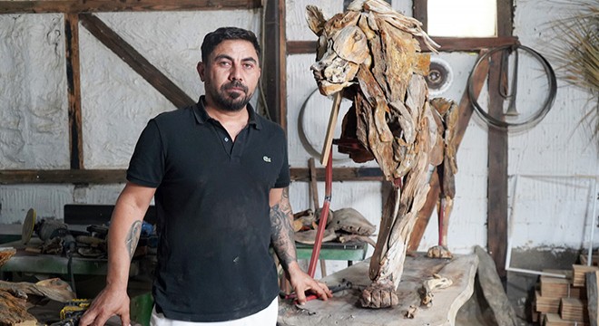 Antalya'da öldürülen aslan 'Zeus'un ağaçtan heykelini yaptı
