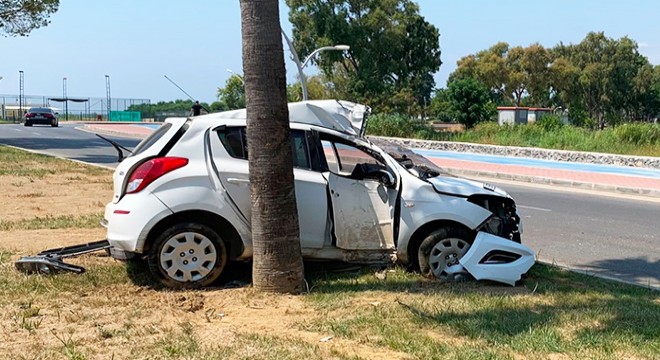 Antalya'da otomobil ağaca çarptı: 1 yaralı