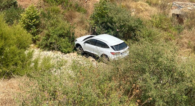 Antalya'da otomobil dere yatağına uçtu