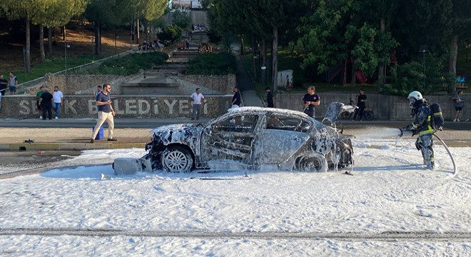 Antalya'da otomobil seyir halindeyken yandı