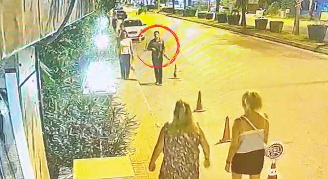 Antalya'da oyuncak tüfekle dolaşınca gözaltına alındı