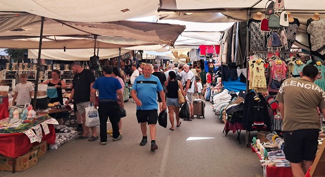 Antalya'da pazarda turist yoğunluğu