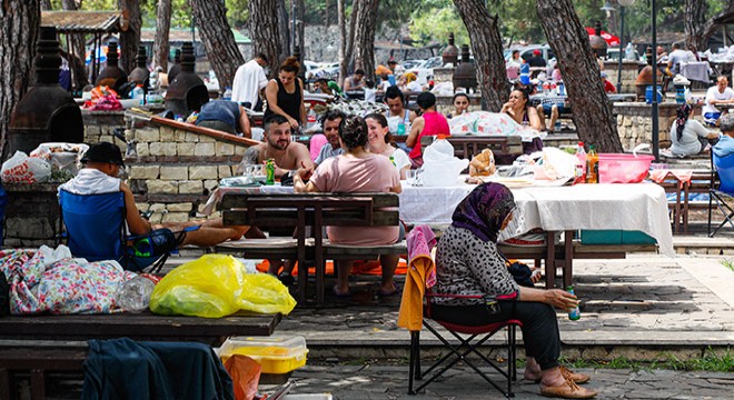 Antalya'da piknik alanları doldu taştı