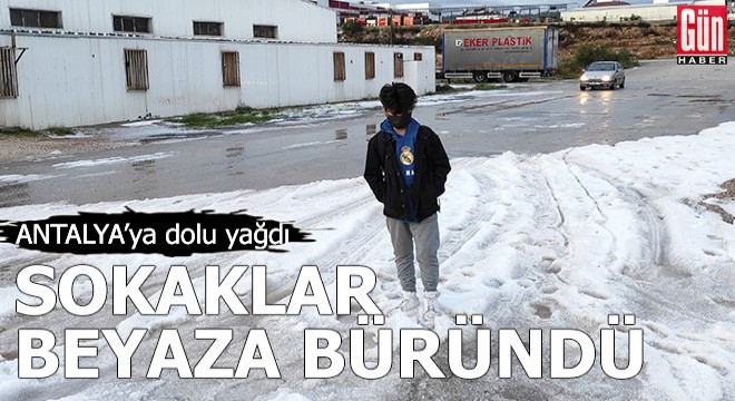 Antalya'da sokaklar beyaza büründü
