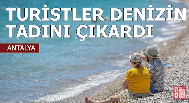 Antalya'da turistlerin sahil keyfi