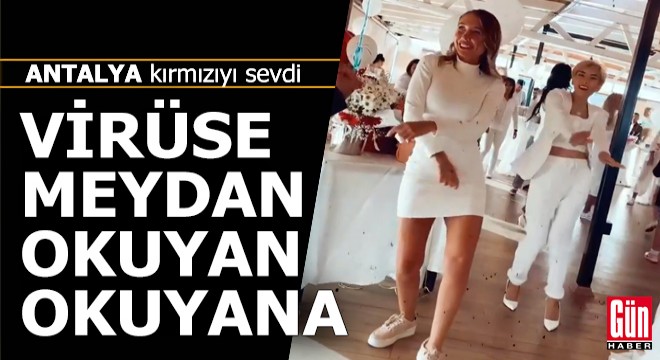 Antalya'da virüse meydan okuyan okuyana...