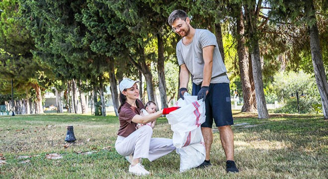 Antalya’da yaşayan yabancılar, parktaki çöpleri topladı