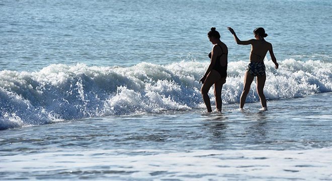 Antalya'da yılın ilk günü deniz keyfi