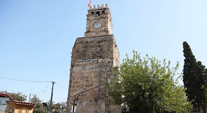 Antalya'daki tarihi Saat Kulesi'ne Osmanlıca kadran