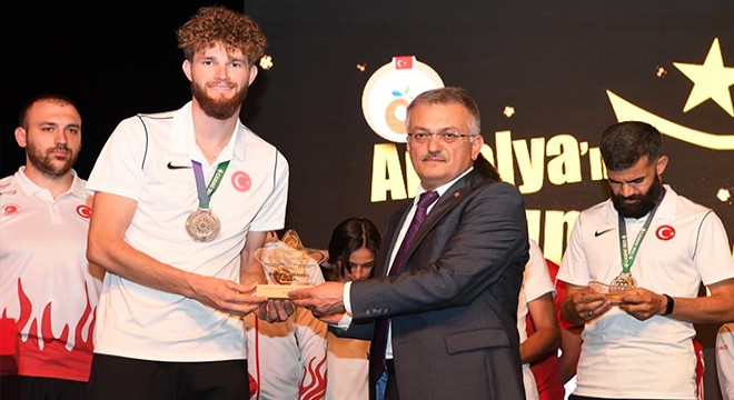 Antalya'nın Altın Çocukları'na plaket