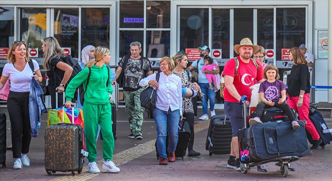 Antalya Havalimanı ndan 3 ayda 3 milyon 323 bin yolcu geçti