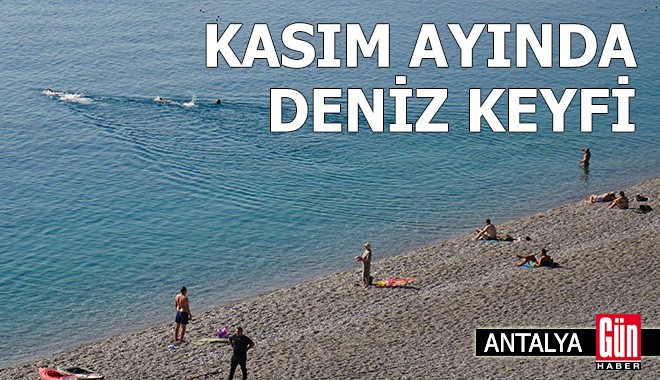 Antalya Konyaaltı Sahili'nde kasım ayında deniz keyfi