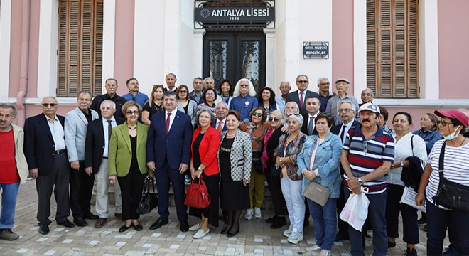 Antalya Lisesi önünde tahsis iptali açıklaması