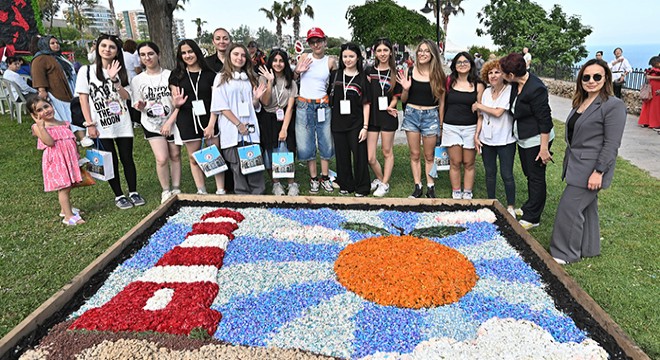 Antalya çiçeklerle açık hava galerisine döndü