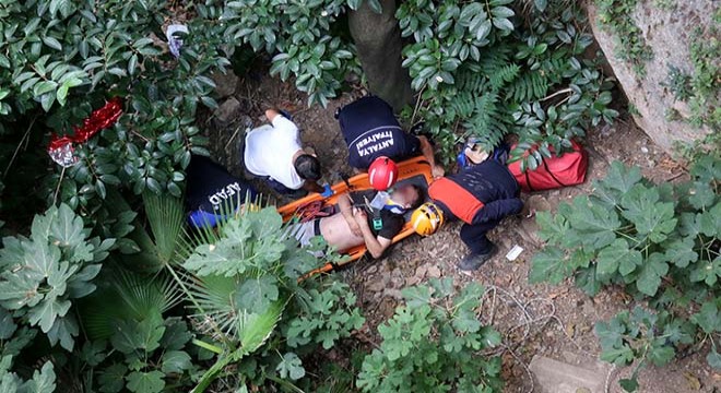 Antalya da 10 metreden düştü, itfaiye kurtardı