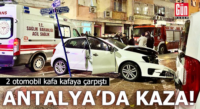 Antalya da 2 otomobil kafa kafaya çarpıştı