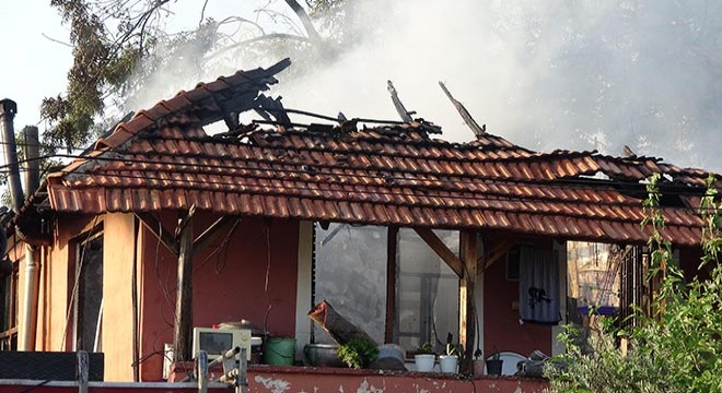 Antalya da 2 torununu alevlerin arasından kurtardı