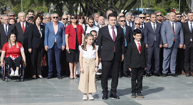 Antalya da 23 Nisan heyecanı çelenk sunumuyla başladı