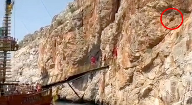 Antalya da 3 gündür kayalıkta mahsur olan keçiyi tekneciler kurtardı