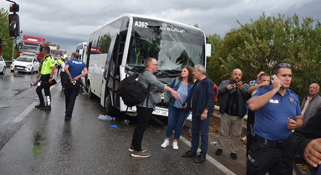Antalya da 4 aracın karıştığı kazada 2 turist yaralandı