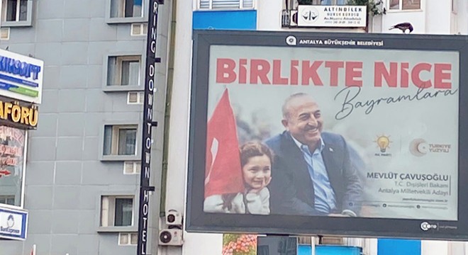 Antalya da Çavuşoğlu nun bayraklı afişleri kaldırıldı