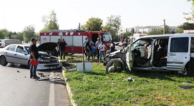 Antalya da ailesini havalimanına bırakıp dönerken kazada yaralandı